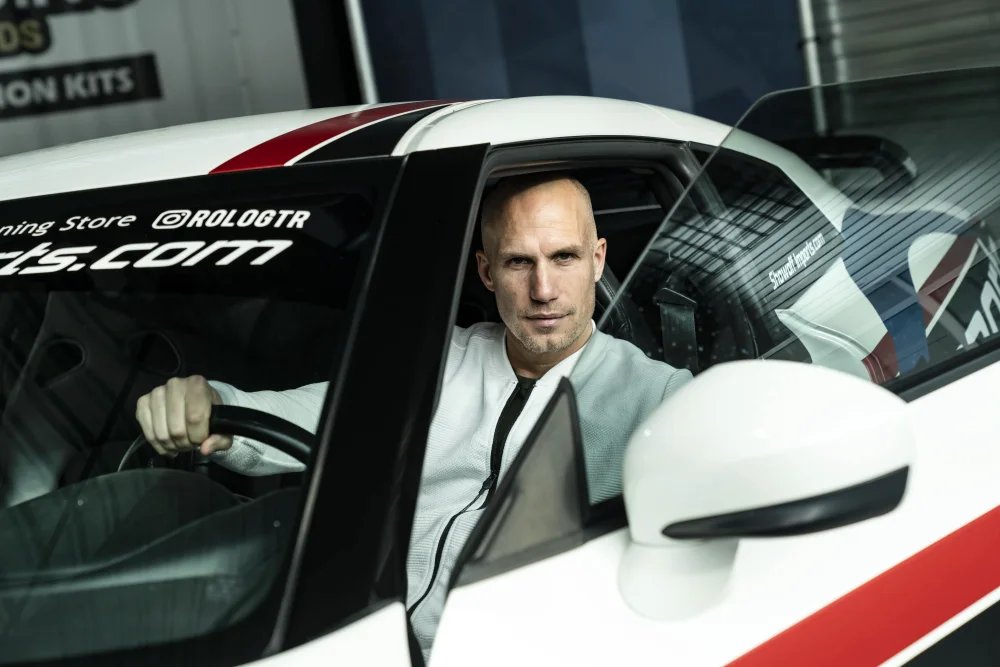 Ronald Rolo Gosens in een raceauto